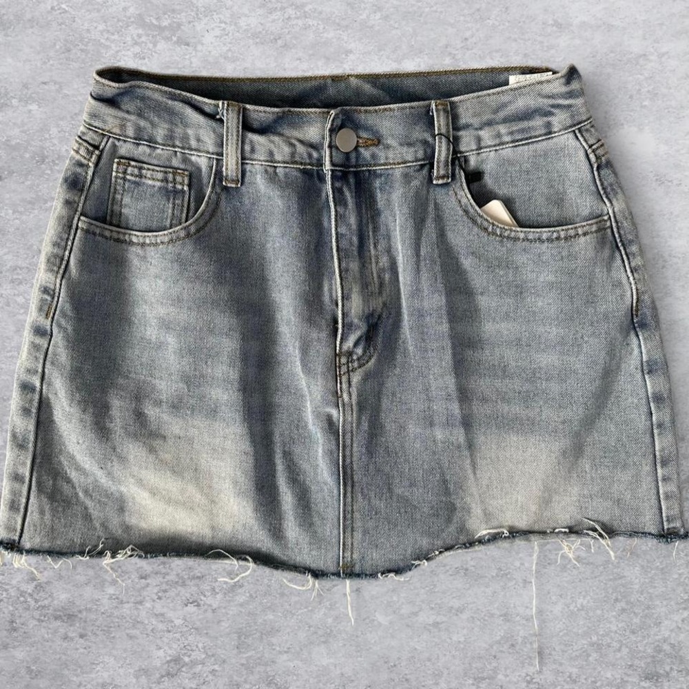 DAZY Women Light Wash Denim Mini‎ Skort Raw Hem Frayed Blue Size Large NEW